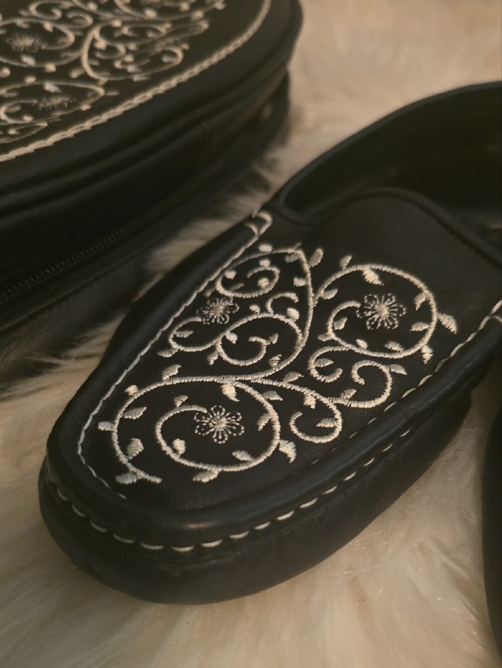 Super Soft! Embroidered Cole Haan Black House Slippers W. Matching Case - Picture 3 of 10